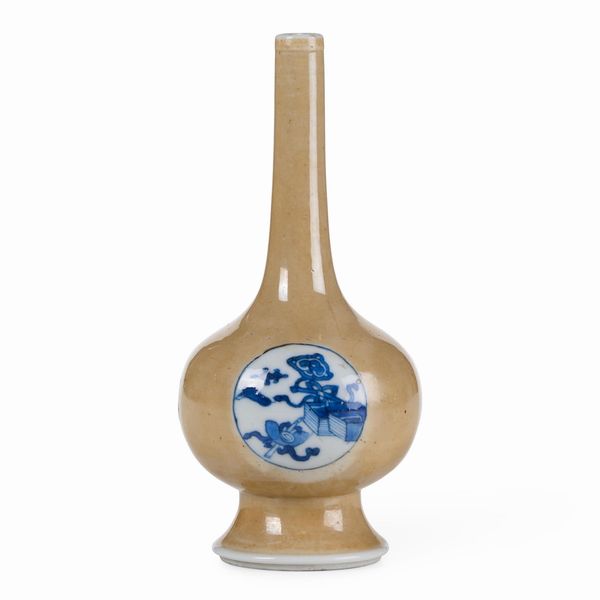 Vaso a bottiglia caffe au lait con inserzione blu ai lati, Cina, Dinastia Qing, epoca Kangxi (1662-1722)  - Asta Dimore italiane - Associazione Nazionale - Case d'Asta italiane