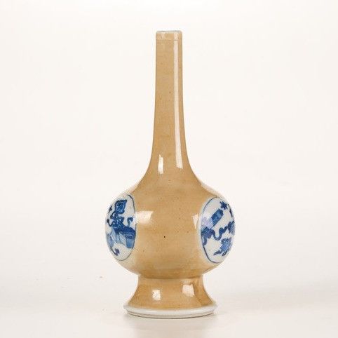 Vaso a bottiglia caffe au lait con inserzione blu ai lati, Cina, Dinastia Qing, epoca Kangxi (1662-1722)  - Asta Dimore italiane - Associazione Nazionale - Case d'Asta italiane