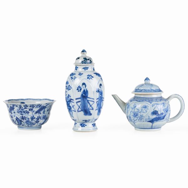 Teiera, ciotola e vasetto decorati in porcellana bianca e blu, Cina, Dinastia Qing, epoca Kangxi (1662-1722)  - Asta Dimore italiane - Associazione Nazionale - Case d'Asta italiane