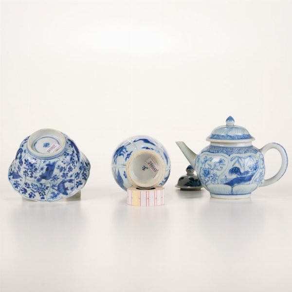 Teiera, ciotola e vasetto decorati in porcellana bianca e blu, Cina, Dinastia Qing, epoca Kangxi (1662-1722)  - Asta Dimore italiane - Associazione Nazionale - Case d'Asta italiane