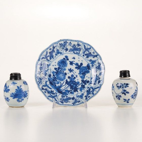 Piatto e tre piccole potiche in porcellana bianca e blu, Cina, Dinastia Qing, Cina, Dinastia Qing, epoca Kangxi (1662-1722)  - Asta Dimore italiane - Associazione Nazionale - Case d'Asta italiane