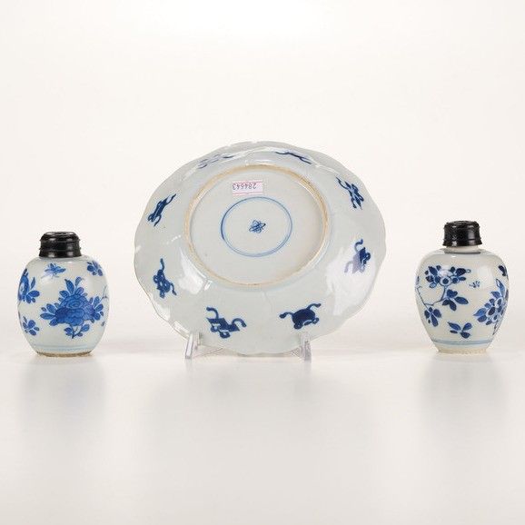 Piatto e tre piccole potiche in porcellana bianca e blu, Cina, Dinastia Qing, Cina, Dinastia Qing, epoca Kangxi (1662-1722)  - Asta Dimore italiane - Associazione Nazionale - Case d'Asta italiane