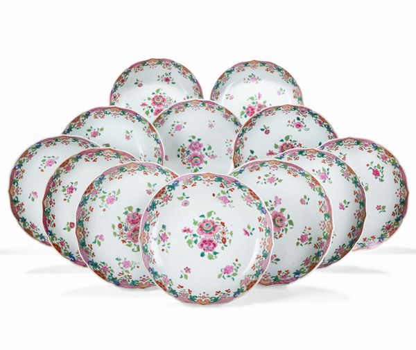 Dodici piatti in porcellana Famiglia Rosa con decoro floreale Compagnia delle Indie, Cina, Dinastia Qing, epoca Qianlong (1736-1796)  - Asta Dimore italiane - Associazione Nazionale - Case d'Asta italiane
