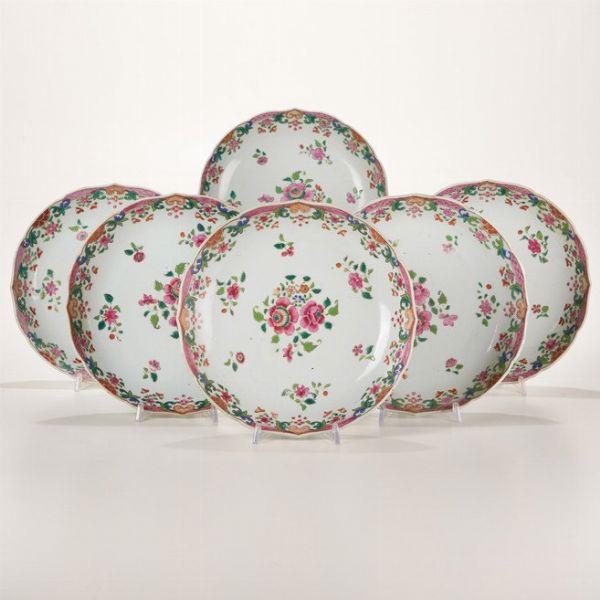 Dodici piatti in porcellana Famiglia Rosa con decoro floreale Compagnia delle Indie, Cina, Dinastia Qing, epoca Qianlong (1736-1796)  - Asta Dimore italiane - Associazione Nazionale - Case d'Asta italiane
