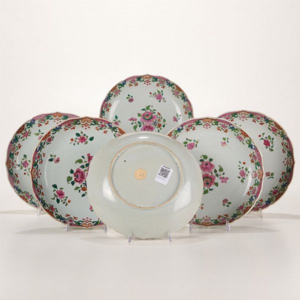Dodici piatti in porcellana Famiglia Rosa con decoro floreale Compagnia delle Indie, Cina, Dinastia Qing, epoca Qianlong (1736-1796)  - Asta Dimore italiane - Associazione Nazionale - Case d'Asta italiane