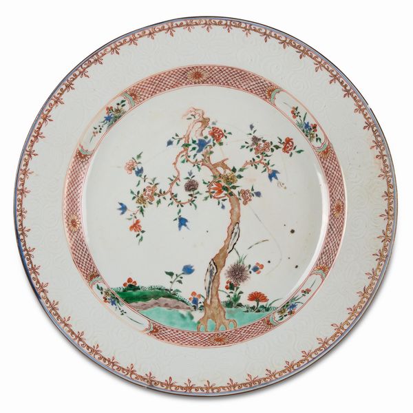 Grande piatto, due vasetti e una tazza con piattino Cina, Dinastia Qing, tra il XVII e il XVIII secolo  - Asta Dimore italiane - Associazione Nazionale - Case d'Asta italiane