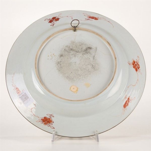 Grande piatto, due vasetti e una tazza con piattino Cina, Dinastia Qing, tra il XVII e il XVIII secolo  - Asta Dimore italiane - Associazione Nazionale - Case d'Asta italiane