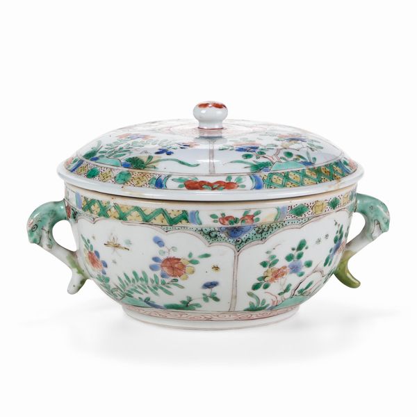 Tazza da puerpera in porcellana decoro floreale, Famiglia Verde, Cina, Dinastia Qing, epoca Kangxi (1662-1722)  - Asta Dimore italiane - Associazione Nazionale - Case d'Asta italiane