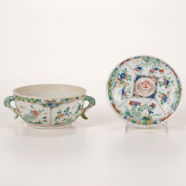 Tazza da puerpera in porcellana decoro floreale, Famiglia Verde, Cina, Dinastia Qing, epoca Kangxi (1662-1722)  - Asta Dimore italiane - Associazione Nazionale - Case d'Asta italiane