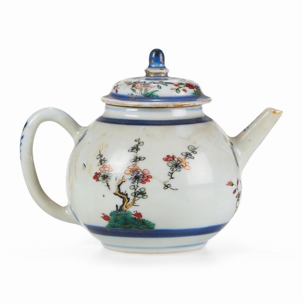 Teiera in porcellana con decoro naturalistico, Cina, Dinastia Qing, epoca Kangxi (1662-1722)  - Asta Dimore italiane - Associazione Nazionale - Case d'Asta italiane