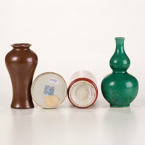 Tre vasetti diversi e un calamaio, Cina, XIX secolo  - Asta Dimore italiane - Associazione Nazionale - Case d'Asta italiane