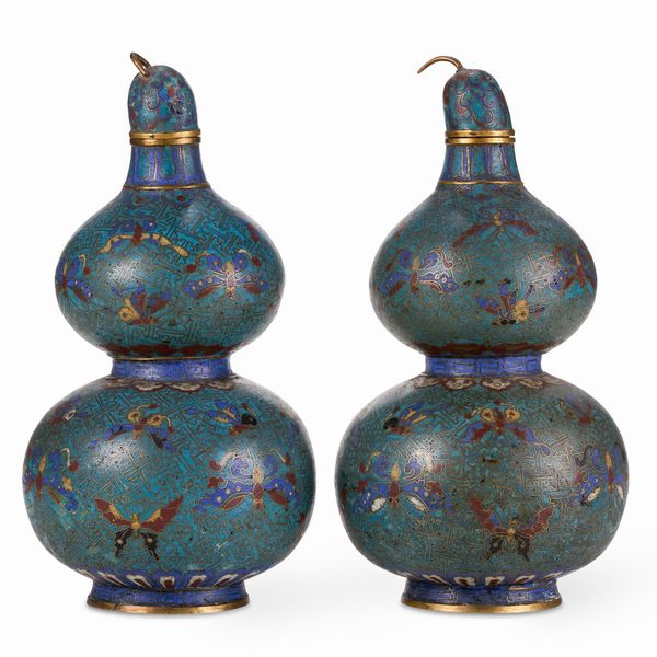 Coppia di vasi a doppia zucca cloisonn a decoro floreale, Cina, Dinastia Qing, epoca Qianlong (1736-1796)  - Asta Dimore italiane - Associazione Nazionale - Case d'Asta italiane