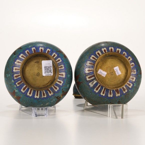 Coppia di vasi a doppia zucca cloisonn a decoro floreale, Cina, Dinastia Qing, epoca Qianlong (1736-1796)  - Asta Dimore italiane - Associazione Nazionale - Case d'Asta italiane