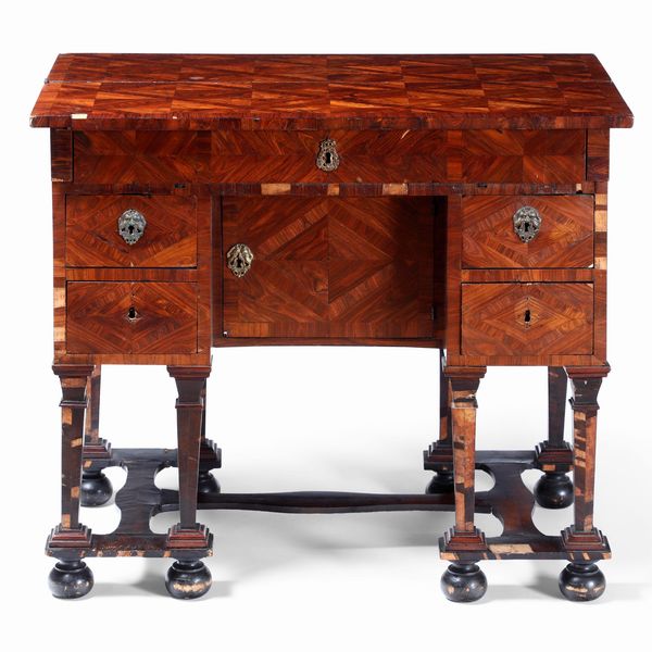 Scrittoio tipo mazzarina in legno lastronato. XIX-XX secolo  - Asta Dimore italiane - Associazione Nazionale - Case d'Asta italiane