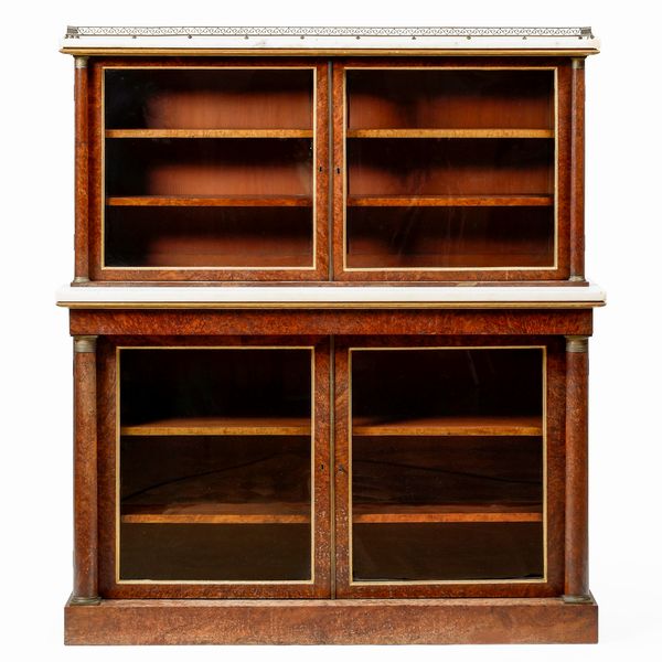 Credenza a due corpi in legno lastronato. XIX secolo  - Asta Dimore italiane - Associazione Nazionale - Case d'Asta italiane