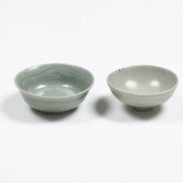 Due tazze in porcellana claire de lune con decoro inciso naturalistico, Cina, XVIII secolo  - Asta Dimore italiane - Associazione Nazionale - Case d'Asta italiane