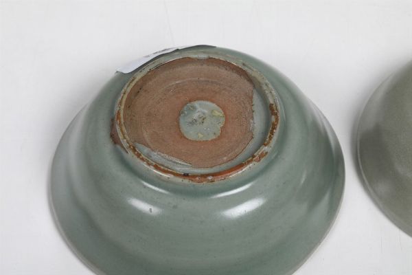 Due tazze in porcellana claire de lune con decoro inciso naturalistico, Cina, XVIII secolo  - Asta Dimore italiane - Associazione Nazionale - Case d'Asta italiane