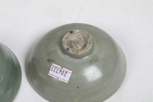 Due tazze in porcellana claire de lune con decoro inciso naturalistico, Cina, XVIII secolo  - Asta Dimore italiane - Associazione Nazionale - Case d'Asta italiane