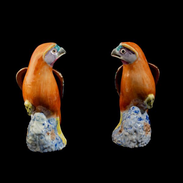 Coppia di falchi in porcellana Famiglia Rosa decorati con smalti e oro, Cina, Dinastia Qing, epoca Qianlong (1736-1795)  - Asta Dimore italiane - Associazione Nazionale - Case d'Asta italiane