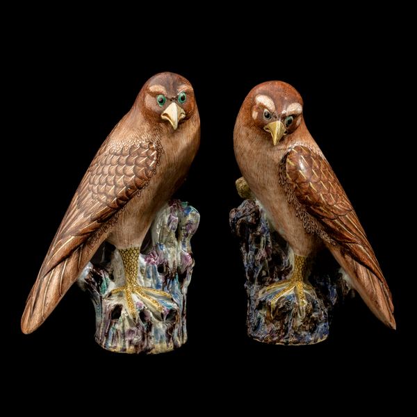 Coppia di falchi in porcellana Famiglia Rosa decorati con smalti e oro, Cina, Dinastia Qing, epoca Qianlong (1736-1795)  - Asta Dimore italiane - Associazione Nazionale - Case d'Asta italiane