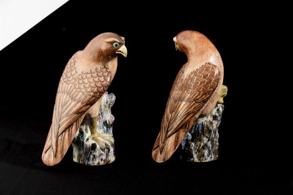 Coppia di falchi in porcellana Famiglia Rosa decorati con smalti e oro, Cina, Dinastia Qing, epoca Qianlong (1736-1795)  - Asta Dimore italiane - Associazione Nazionale - Case d'Asta italiane