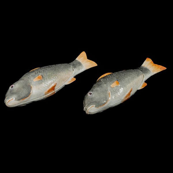 Coppia di zuppiere per salse a forma di carpa con coperchio in porcellana, Famiglia Rosa, Cina, Dinastia Qing, epoca Qianlong (1736 - 1795)  - Asta Dimore italiane - Associazione Nazionale - Case d'Asta italiane