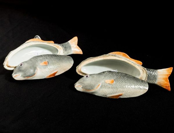 Coppia di zuppiere per salse a forma di carpa con coperchio in porcellana, Famiglia Rosa, Cina, Dinastia Qing, epoca Qianlong (1736 - 1795)  - Asta Dimore italiane - Associazione Nazionale - Case d'Asta italiane