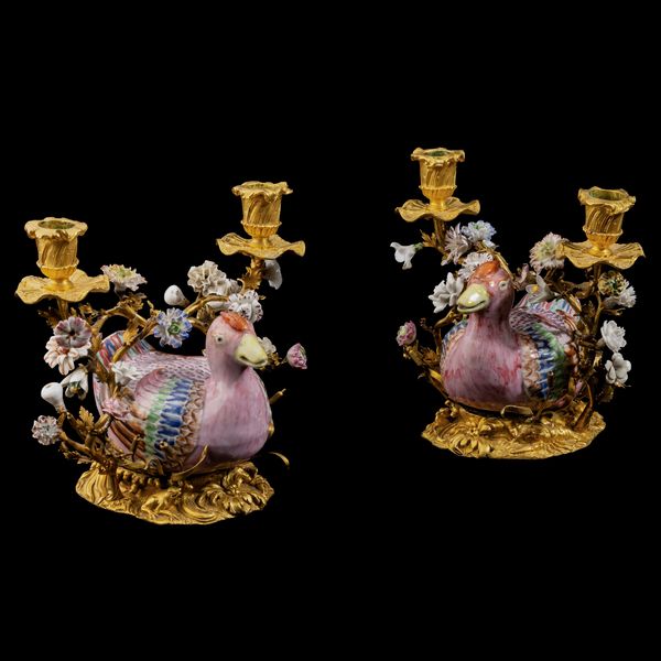 Coppia di candelabri in bronzo con papere in porcellana decorata con smalti Famiglia Rosa, Cina, Dinastia Qing, epoca Qianlong (1736 - 1795)  - Asta Dimore italiane - Associazione Nazionale - Case d'Asta italiane