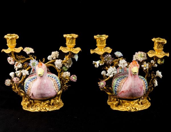 Coppia di candelabri in bronzo con papere in porcellana decorata con smalti Famiglia Rosa, Cina, Dinastia Qing, epoca Qianlong (1736 - 1795)  - Asta Dimore italiane - Associazione Nazionale - Case d'Asta italiane