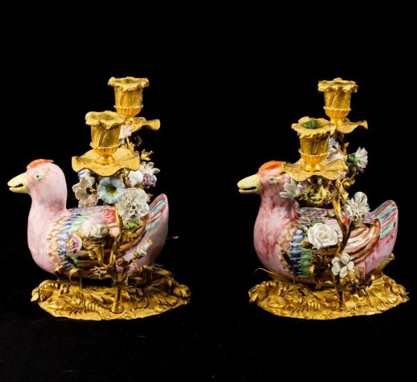 Coppia di candelabri in bronzo con papere in porcellana decorata con smalti Famiglia Rosa, Cina, Dinastia Qing, epoca Qianlong (1736 - 1795)  - Asta Dimore italiane - Associazione Nazionale - Case d'Asta italiane