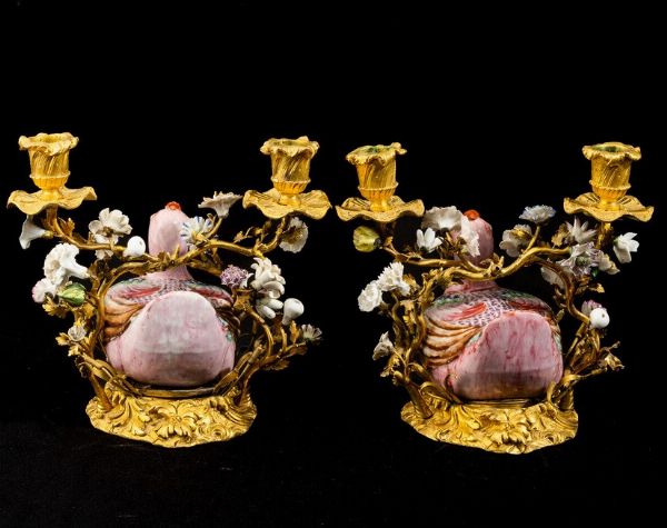 Coppia di candelabri in bronzo con papere in porcellana decorata con smalti Famiglia Rosa, Cina, Dinastia Qing, epoca Qianlong (1736 - 1795)  - Asta Dimore italiane - Associazione Nazionale - Case d'Asta italiane