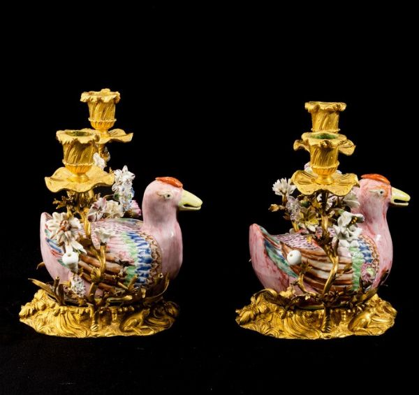 Coppia di candelabri in bronzo con papere in porcellana decorata con smalti Famiglia Rosa, Cina, Dinastia Qing, epoca Qianlong (1736 - 1795)  - Asta Dimore italiane - Associazione Nazionale - Case d'Asta italiane