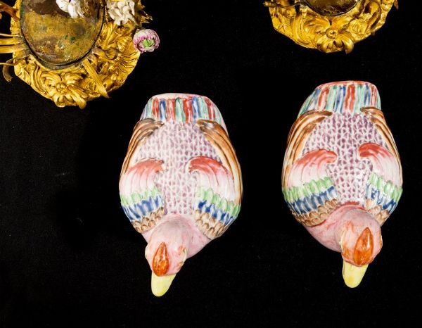 Coppia di candelabri in bronzo con papere in porcellana decorata con smalti Famiglia Rosa, Cina, Dinastia Qing, epoca Qianlong (1736 - 1795)  - Asta Dimore italiane - Associazione Nazionale - Case d'Asta italiane