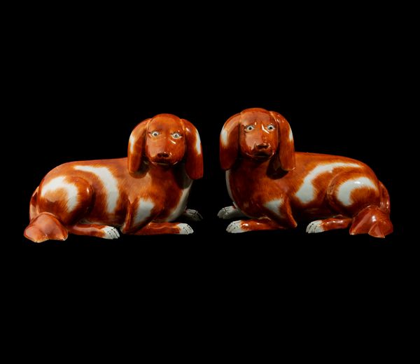 Coppia di cagnolini in porcellana decorata in smalto rosso ferro e nero, Cina, Dinastia Qing, periodo Qianlong (1736 - 1795)  - Asta Dimore italiane - Associazione Nazionale - Case d'Asta italiane