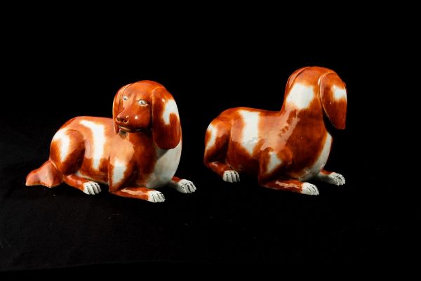Coppia di cagnolini in porcellana decorata in smalto rosso ferro e nero, Cina, Dinastia Qing, periodo Qianlong (1736 - 1795)  - Asta Dimore italiane - Associazione Nazionale - Case d'Asta italiane