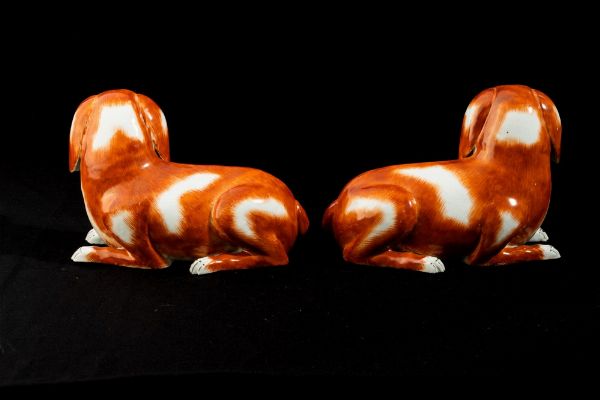 Coppia di cagnolini in porcellana decorata in smalto rosso ferro e nero, Cina, Dinastia Qing, periodo Qianlong (1736 - 1795)  - Asta Dimore italiane - Associazione Nazionale - Case d'Asta italiane