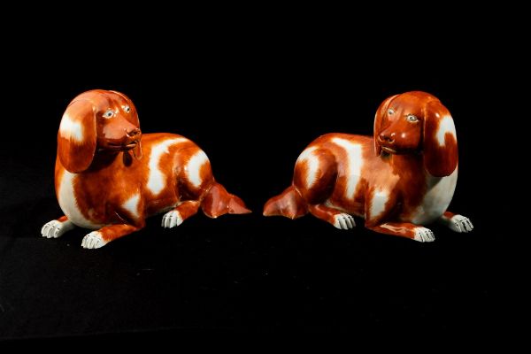 Coppia di cagnolini in porcellana decorata in smalto rosso ferro e nero, Cina, Dinastia Qing, periodo Qianlong (1736 - 1795)  - Asta Dimore italiane - Associazione Nazionale - Case d'Asta italiane