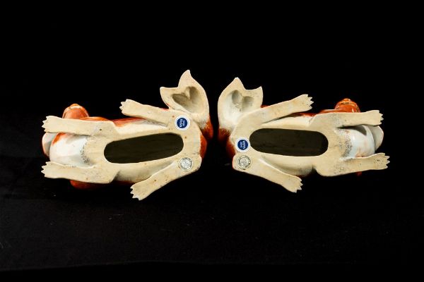 Coppia di cagnolini in porcellana decorata in smalto rosso ferro e nero, Cina, Dinastia Qing, periodo Qianlong (1736 - 1795)  - Asta Dimore italiane - Associazione Nazionale - Case d'Asta italiane