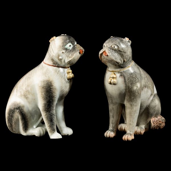 Coppia di cani carlini in porcellana decorati in smalti policromi e oro, Cina, Dinastia Qing, epoca Qianlong (1736-1795)  - Asta Dimore italiane - Associazione Nazionale - Case d'Asta italiane