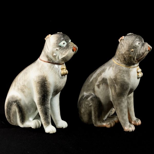 Coppia di cani carlini in porcellana decorati in smalti policromi e oro, Cina, Dinastia Qing, epoca Qianlong (1736-1795)  - Asta Dimore italiane - Associazione Nazionale - Case d'Asta italiane