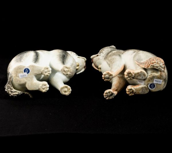 Coppia di cani carlini in porcellana decorati in smalti policromi e oro, Cina, Dinastia Qing, epoca Qianlong (1736-1795)  - Asta Dimore italiane - Associazione Nazionale - Case d'Asta italiane