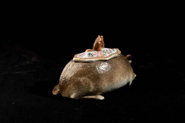 Zuppiera e coperchio a forma di ghiro Porcellana decorata con smalti policromi e oro, Cina, Dinastia Qing, periodo Qianlogn (1736 - 1795)  - Asta Dimore italiane - Associazione Nazionale - Case d'Asta italiane