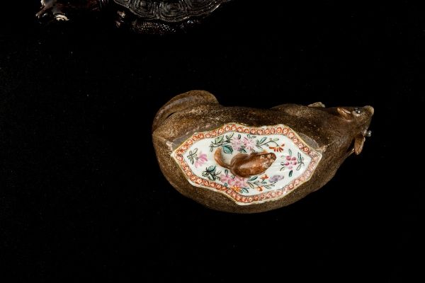 Zuppiera e coperchio a forma di ghiro Porcellana decorata con smalti policromi e oro, Cina, Dinastia Qing, periodo Qianlogn (1736 - 1795)  - Asta Dimore italiane - Associazione Nazionale - Case d'Asta italiane