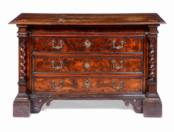 Com� in legno scolpito e legno lastronato. XVII secolo  - Asta Dimore italiane - Associazione Nazionale - Case d'Asta italiane