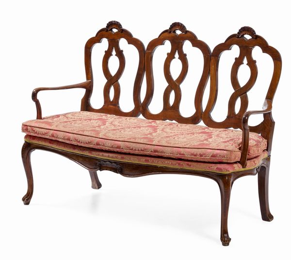 Divano a tre posti in noce intagliato. Veneto XVIII secolo  - Asta Dimore italiane - Associazione Nazionale - Case d'Asta italiane