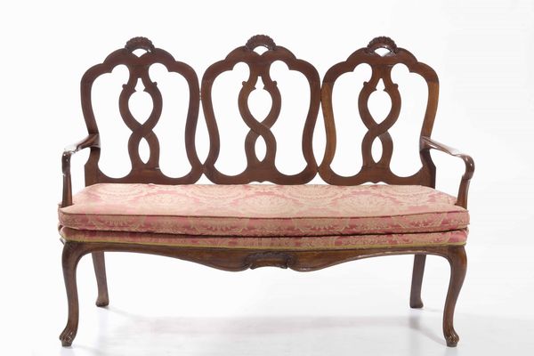Divano a tre posti in noce intagliato. Veneto XVIII secolo  - Asta Dimore italiane - Associazione Nazionale - Case d'Asta italiane