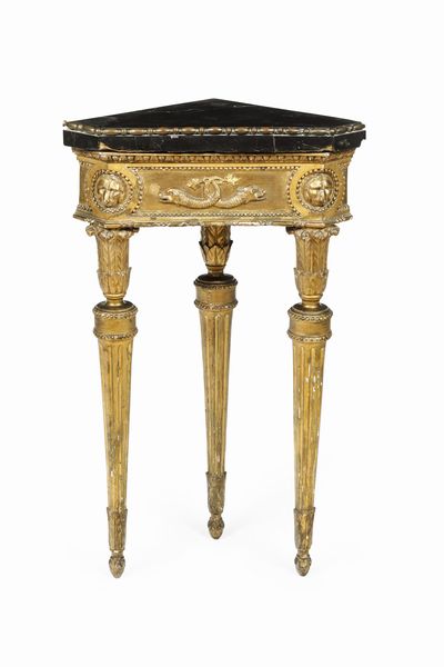 Consolina ad angolo in legno intagliato e dorato. XVIII secolo  - Asta Dimore italiane - Associazione Nazionale - Case d'Asta italiane