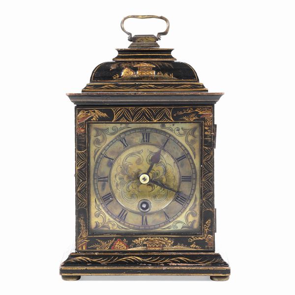 Pendola da tavolo con cassa in legno ebanizzato e laccato a cineserie. XVIII secolo  - Asta Dimore italiane - Associazione Nazionale - Case d'Asta italiane