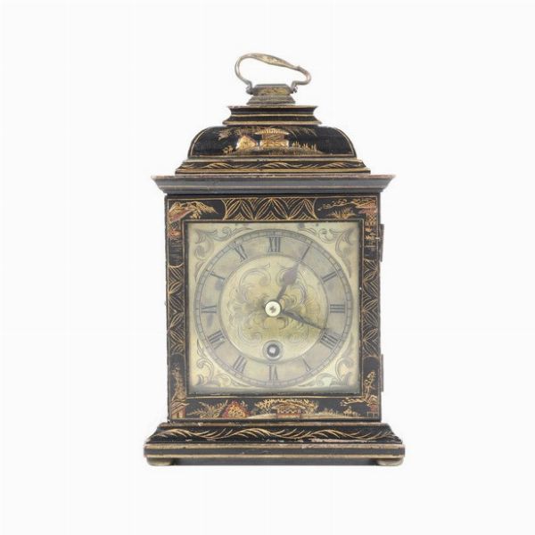 Pendola da tavolo con cassa in legno ebanizzato e laccato a cineserie. XVIII secolo  - Asta Dimore italiane - Associazione Nazionale - Case d'Asta italiane