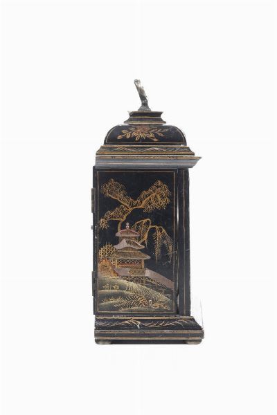 Pendola da tavolo con cassa in legno ebanizzato e laccato a cineserie. XVIII secolo  - Asta Dimore italiane - Associazione Nazionale - Case d'Asta italiane